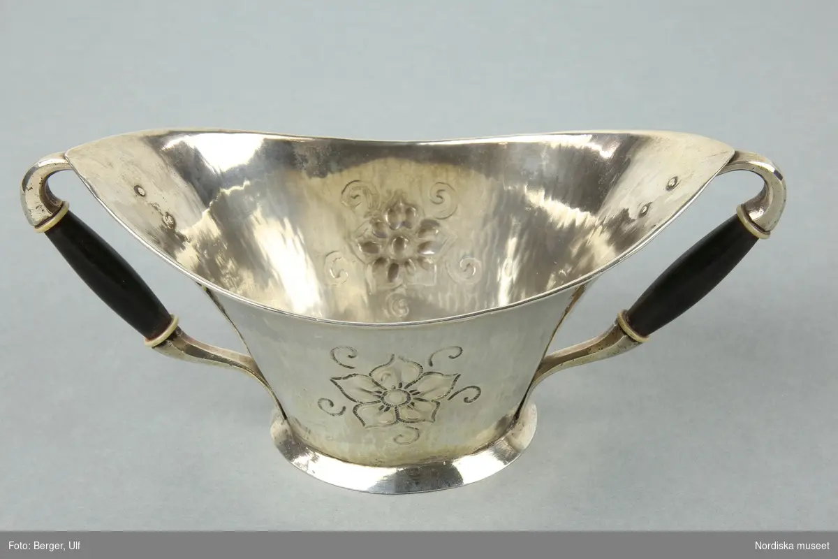 Sockerskål, silver, med två trähandtag, 1910-tal, stämplad LA, troligen formgiven av Lisa Andersson Morell "Koppar-Lisa" (1884-1971), Arvika, Värmland,