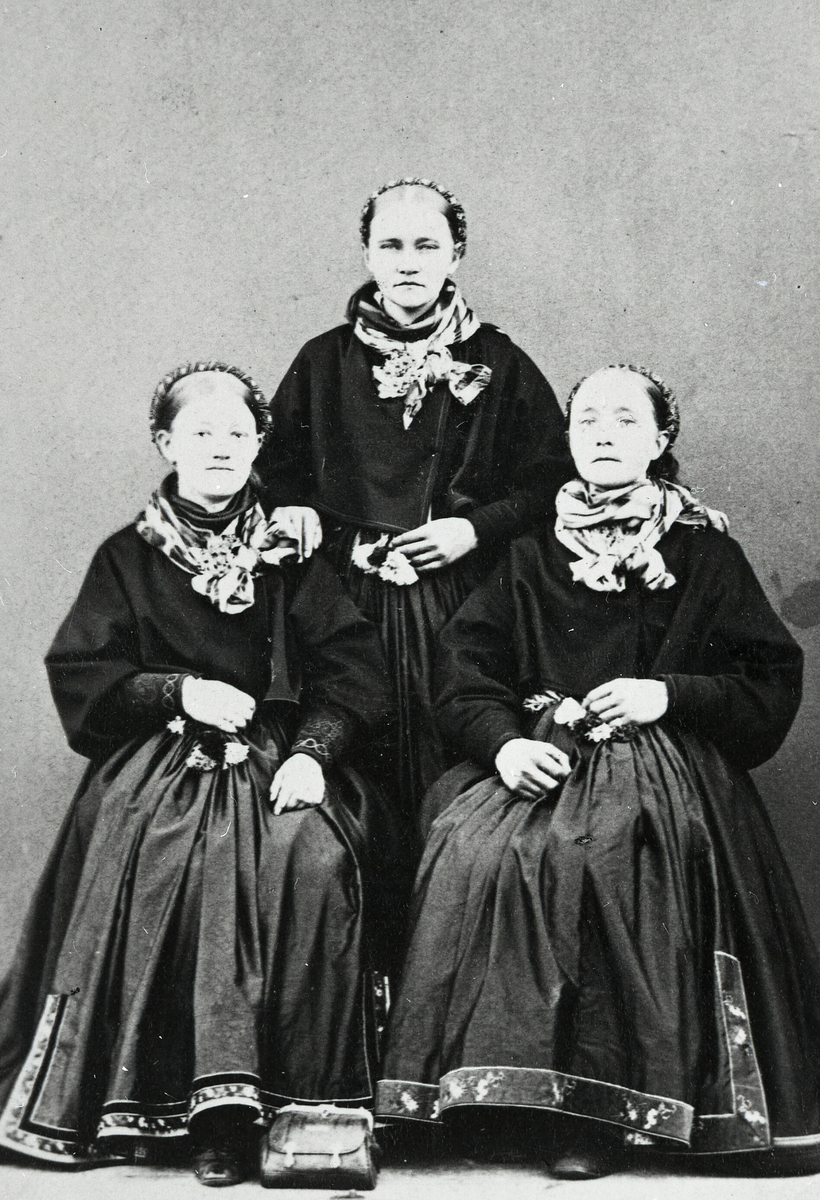 Ungdomsfoto av Tella Jongsås, Margit og Hilleborg Prestholt