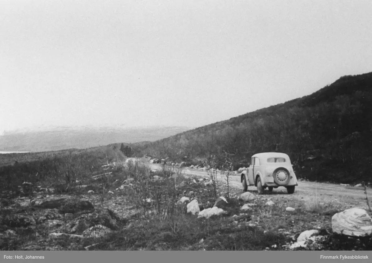 Rv.96 over Karasjokfjellet, i ca. 1946. Bilen må være en Opel Kadett eller Olympia 1936-39-modell.