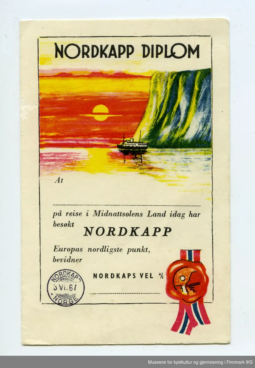 Tegning av Nordkapp-klippen, midnattsol og et passerende cruiseskip.