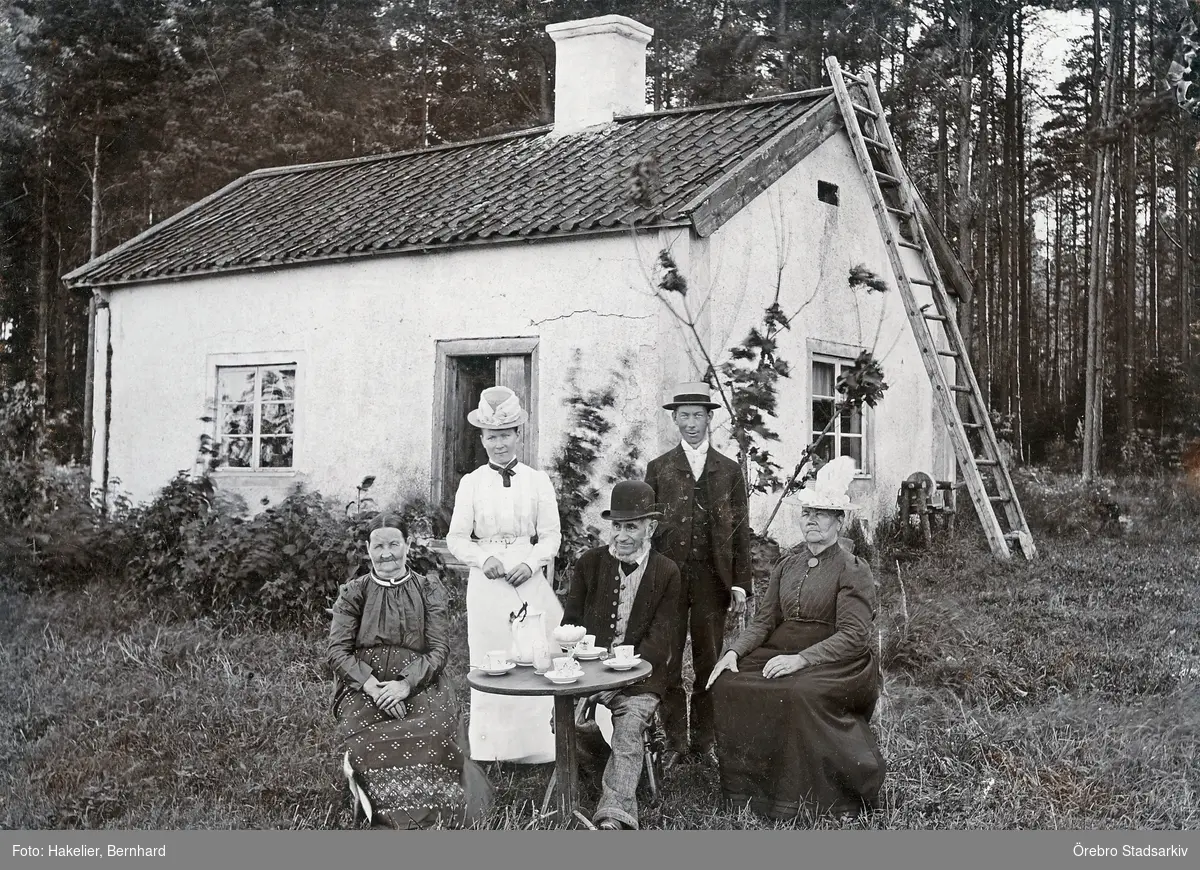 Familj utanför Charlottenlund under Karlslunds gård, 1890-tal