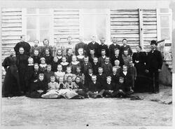 Skolebilde fra Fagernes skole i Totenvika ca. 1894-96. Ca. h