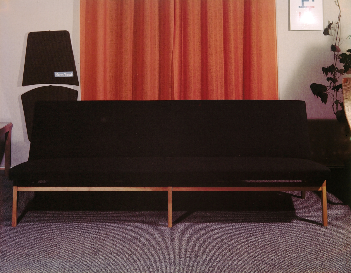 Sofa trukket med ullstoff, foran ullgardinen "Frøya", designet av Annelise Knudtzon, produsert av Røros Tweed, 1963.