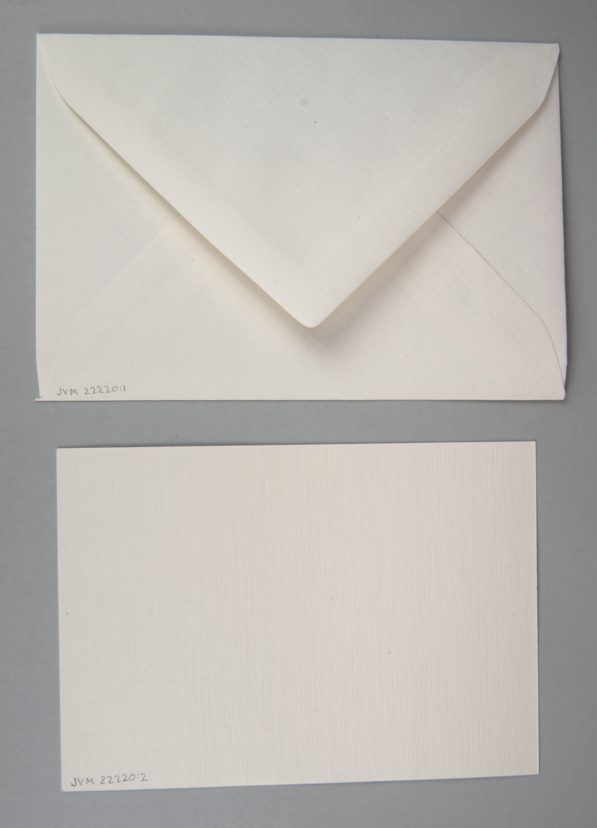 Rektangulärt kuvert (:1) och brevpapper (:2) av vitt papper. Uppe i vänstra hörnet finns SJ:s logga tryckt i grått.
