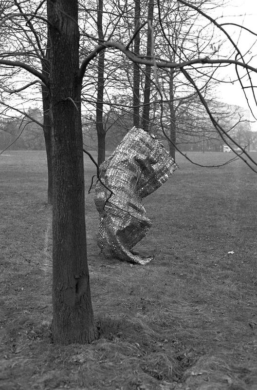 Tekstil i landskap, messing og aluminium, c. 1990, fotograf: ukjent (Foto/Photo)