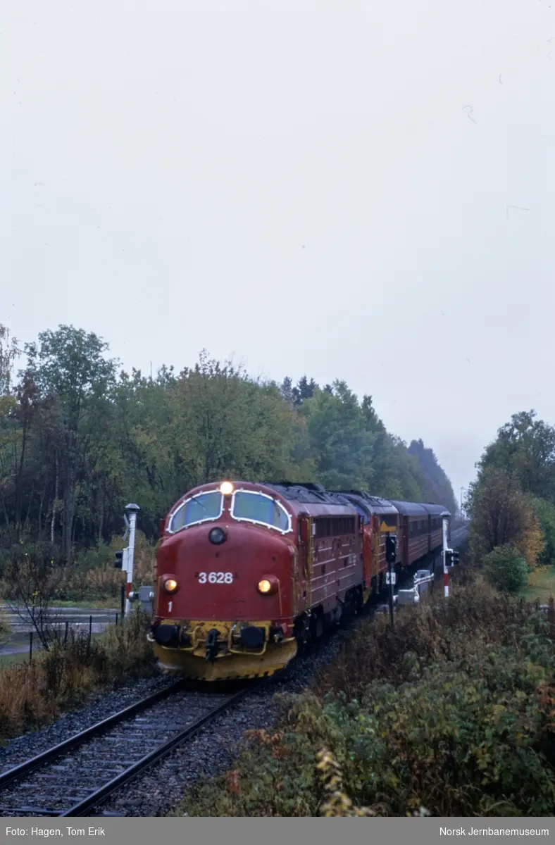 Diesellokomotiv Di 3 628 som ekstra forspannlokomotiv og Di 3 som forspannlokomotiv med persontog like syd for Koppang stasjon