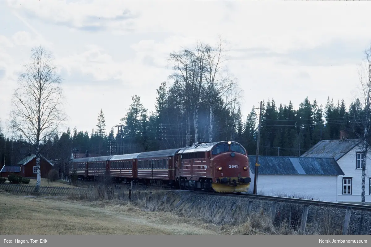 Diesellokomotiv Di 3 641 med dagtoget fra Oslo til Trondheim like syd for Koppang stasjon