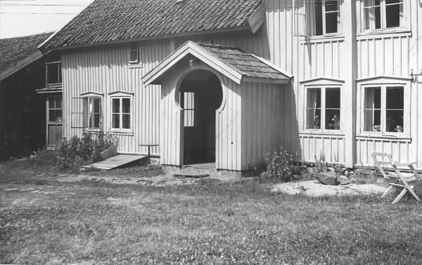 Mangårdsbyggnaden på gården Stora Siken, som ligger i västra
Onsala. Här föddes August Carlberg 1828 som kom att bli en framstående kommunalman i Onsala. Han satt också i Riksdagens andra kammare 1863-1864. Då såg han till att Onsala fick ett fullständigt postkontor, i ett hus som han själv uppförde 1863 mitt emot Iseråsskolan. Han arbetade där som postmästare till sin pension 1895. Carlberg ordnade också så att där 1875 inrättades en telegrafstation - den första i sitt slag på västkusten. Han sålde Siken 1878 och 1890 köptes den av James Dickson som behöll gården till sin död, även om han köpt Tjolöholm redan 1892.
(Se även bild nr VMA8653_45b, samt POST.052773 för porträtt av Carlberg)