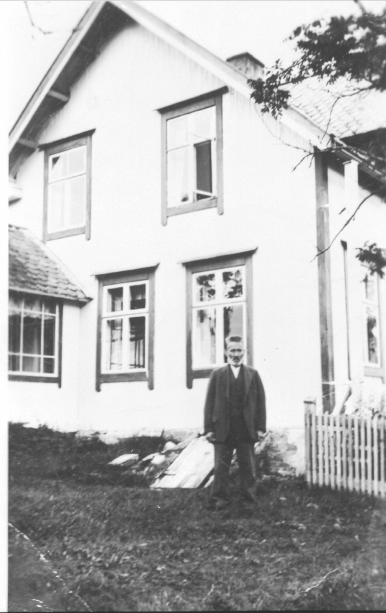 Jens Berteussen foran huset i Øra, Grovfjord.