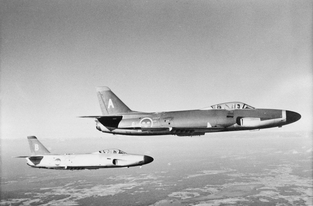 Flygbild av två flygplan A 32A från F 6 Karlsborg i luften, omkring 1960.