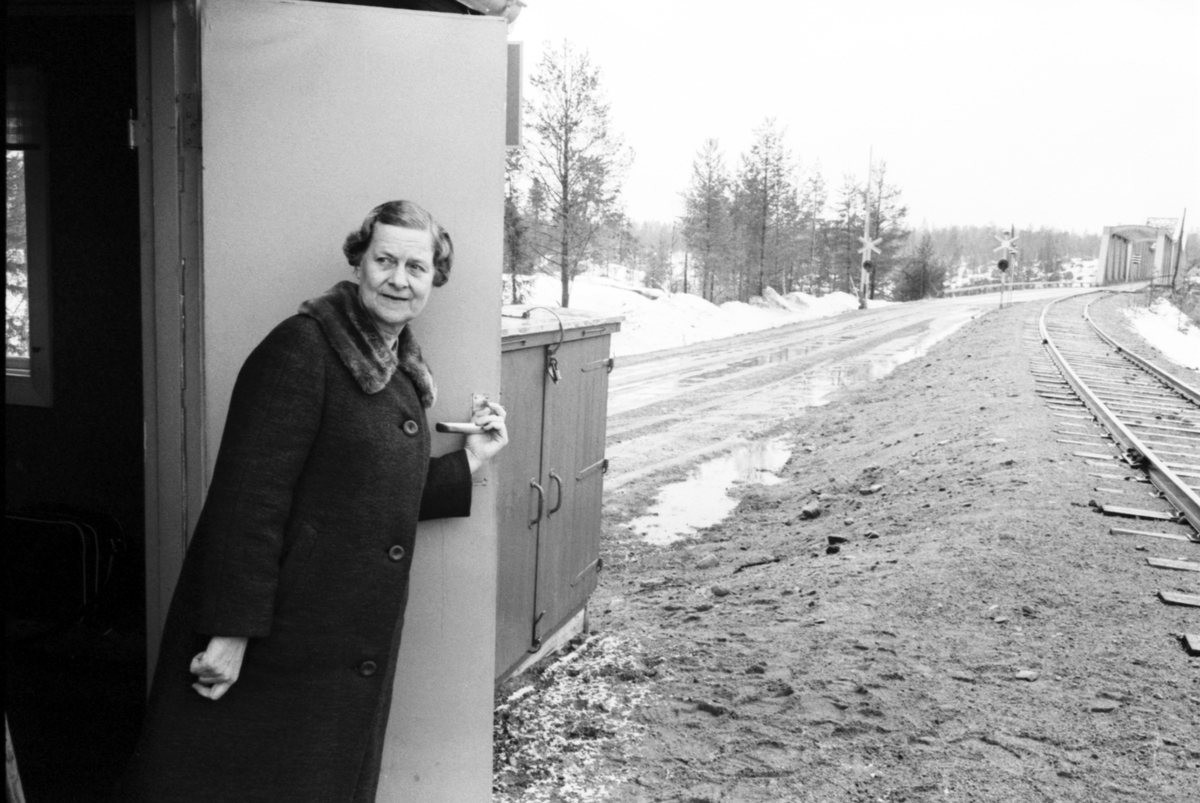 Brovakt Aina Eriksson vid Luleälvsbron i närheten av Porjus.