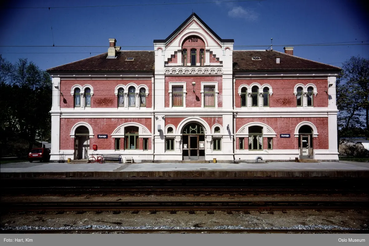 Kornsjø stasjon, stasjonsbygning, jernbanespor, plattformer