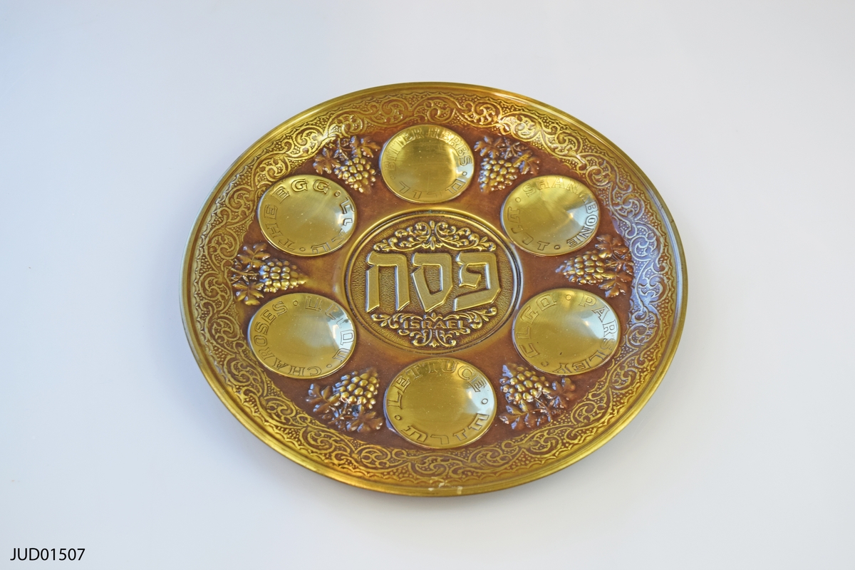 En attacheväska fylld med material för studier i judendom. 

Judaica: 3 miniatyrtorarullar i askar, 6 kasettband, mezuza, sederfat, shofar, havdalaljus i ask, kippa, tallit, arba kanfot i påse, tefillin i påse, bägare i påse, 35 chanukaljus i ask, chanukia.

Studiehäften (inledning till kursen, Judaica I, II, III, 2 st en förkortad påskhaggada med hänvisnignar till nya testamentet, beskrivning till bilden av sederbordet, hur man dukar ett sederbord, några regler och bruk angående tfilin, helger och högtidsdagar, att åskådliggöra judiskt påskfirande, kiddusch för sabbatsmåltiden, havdala, text till bildserien Judaica I II oh III.

Broschyr om purim, 4 katalogbilder på chanukior, 1 katalogbild på en sucka.