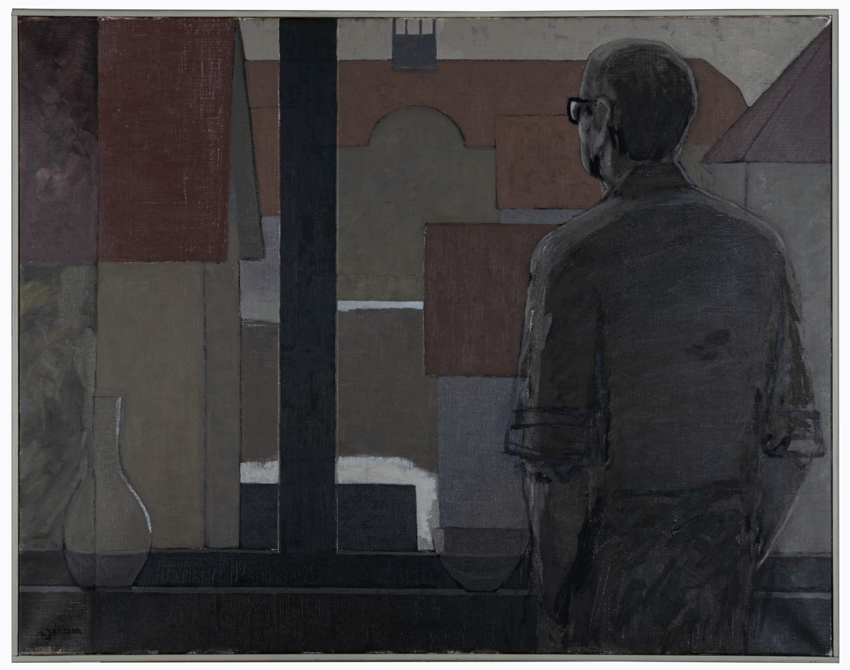 Oljemålning på duk "Utsikt" av Mats Jonsson. Man, med ryggen mot åskådaren, betraktande husfasader genom fönster. Bruna och grå nyanser. Slät grå listram.