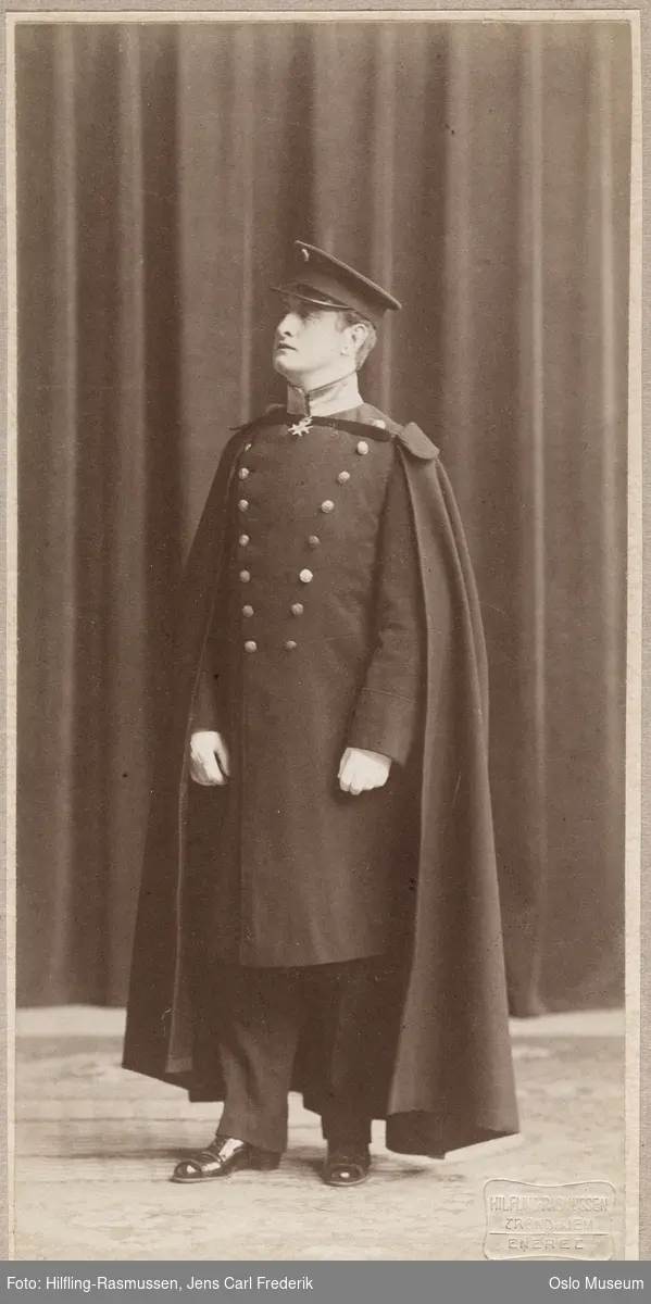 portrett, mann, skuespiller, rollebilde, arveprins Karl Heinrich av Sachsen-Karlsberg i "Gamle Heidelberg" på Trondhjems Nationale Scene, stående helfigur, kostyme, uniform