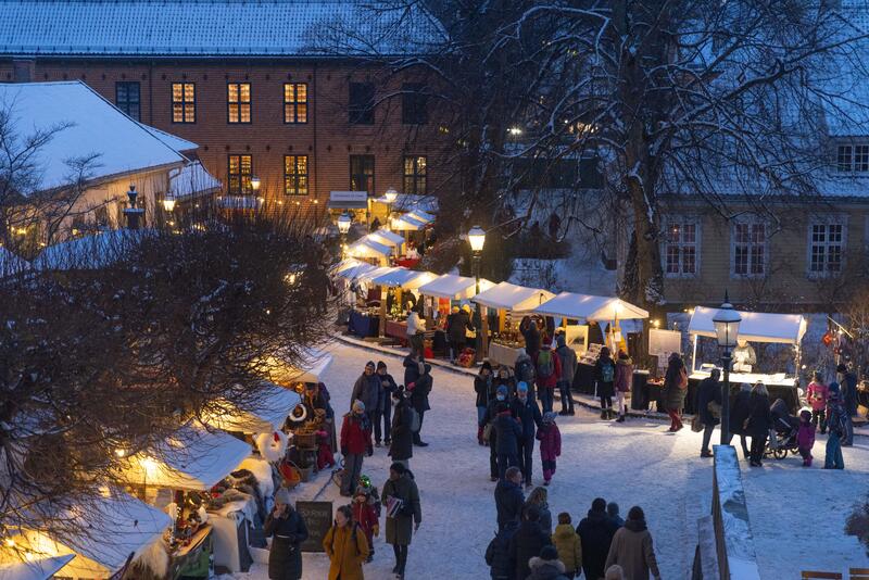 Bildet viser Norsk Folkemuseums julemarked i skumringen fra 2021