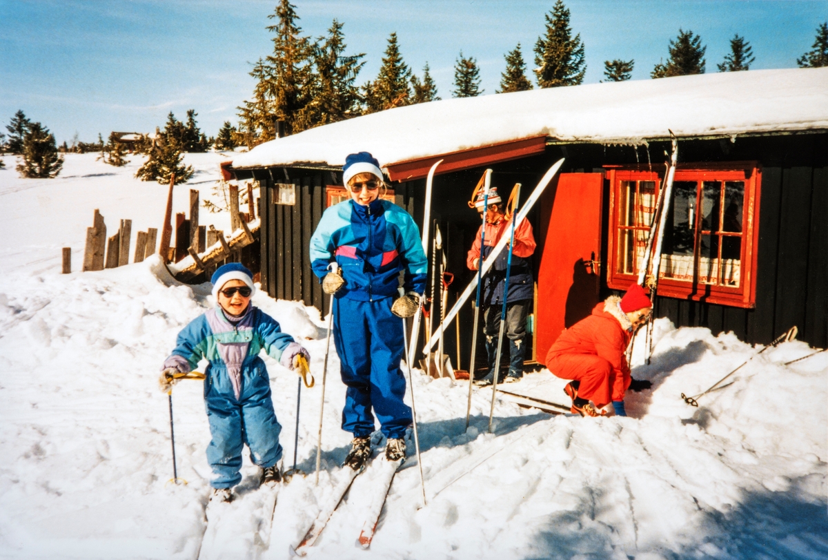 Søskenparet Cato og Linda Fredriksberg på ski på Sjusjøen påsken 1989. Linda hadde fått splitter ny skidress fra Ramah som hun gledet seg over å bruke. I bakgrunnen er hytteeierne Helge Lidahl (barnas onkel) og hans samboer Jorunn Kleven.