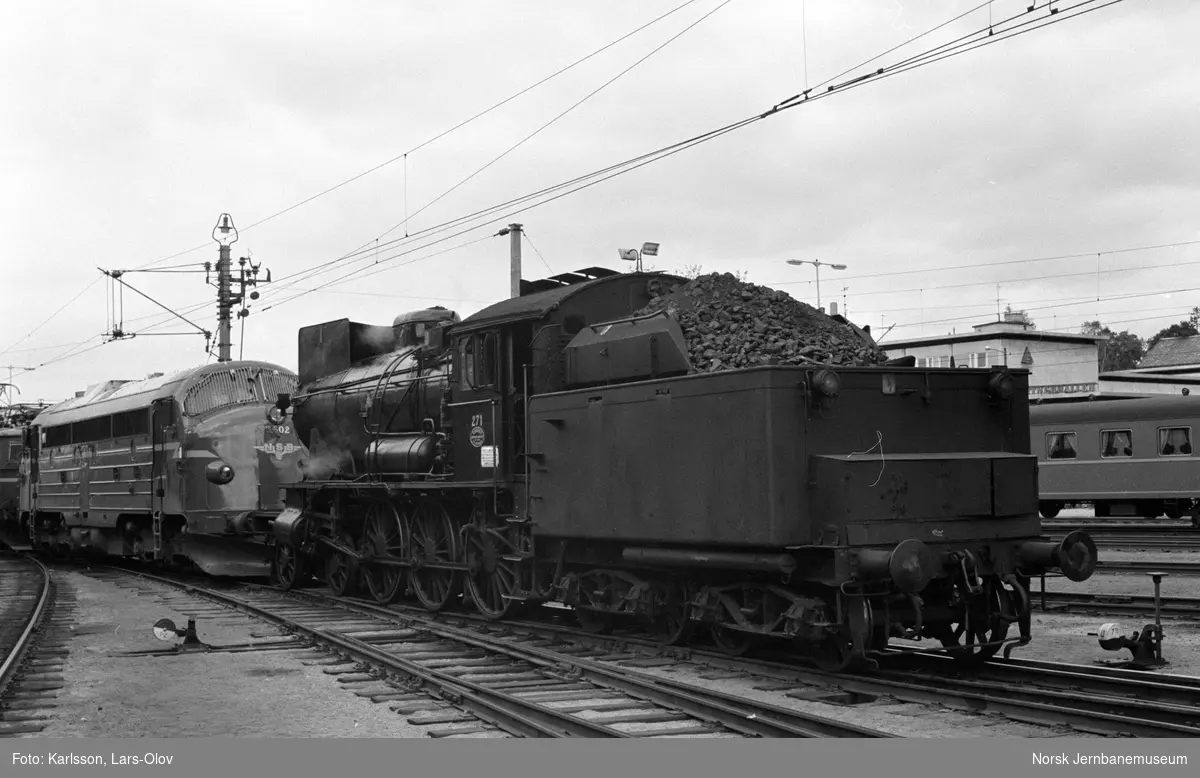Damplokomotiv type 30 nr. 271 og diesellokomotiv Di 3 602 utenfor lokomotivstallen på Hamar stasjon