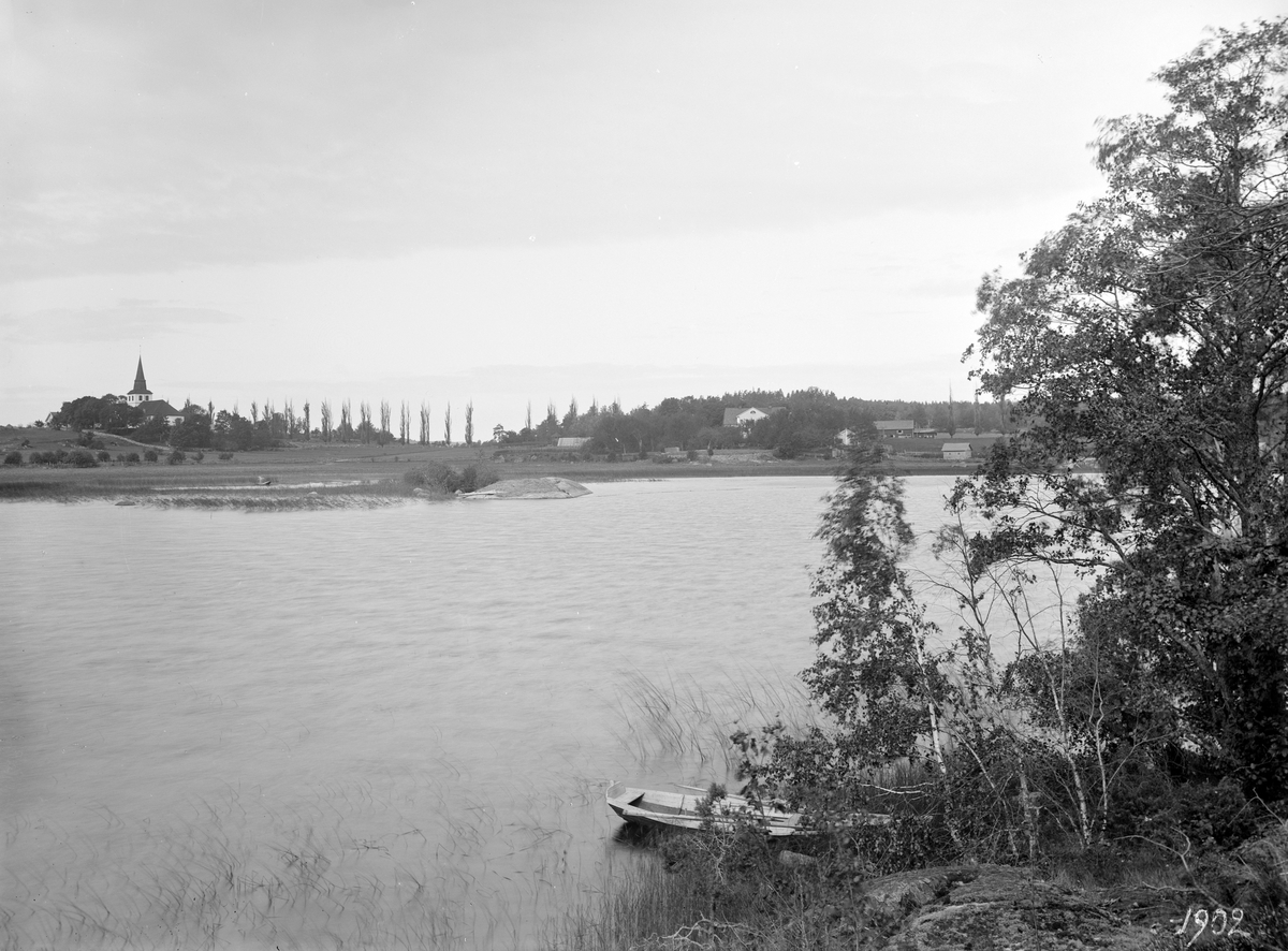 Vy över sjön Åsunden mot Oppeby kyrka och Stjärneviks säteri.