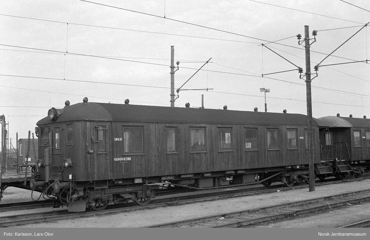 Styrevogn for elektrisk motorvogn, litra BFo4b type 5 nr. 18631 på Sarpsborg stasjon