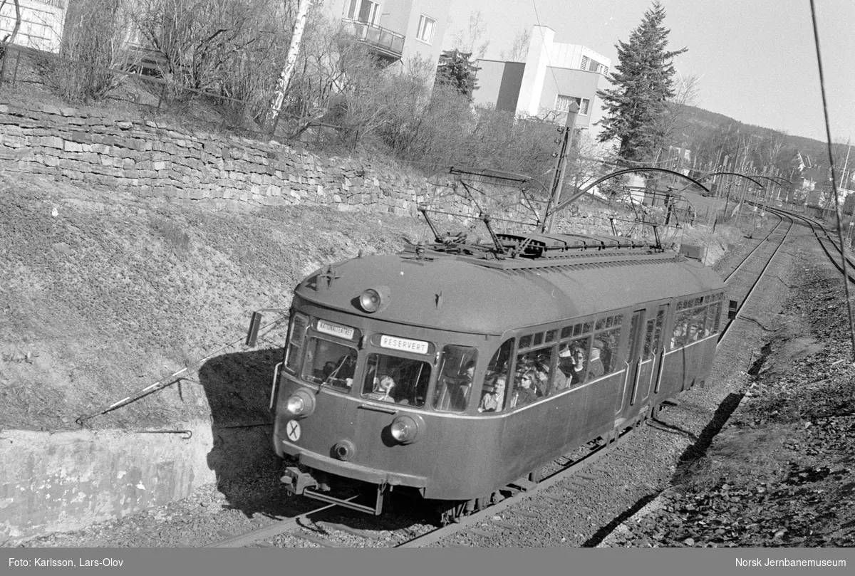 Holmenkolbanens elektriske motorvogn nr. 114 mellom Majorstuen og Frøen