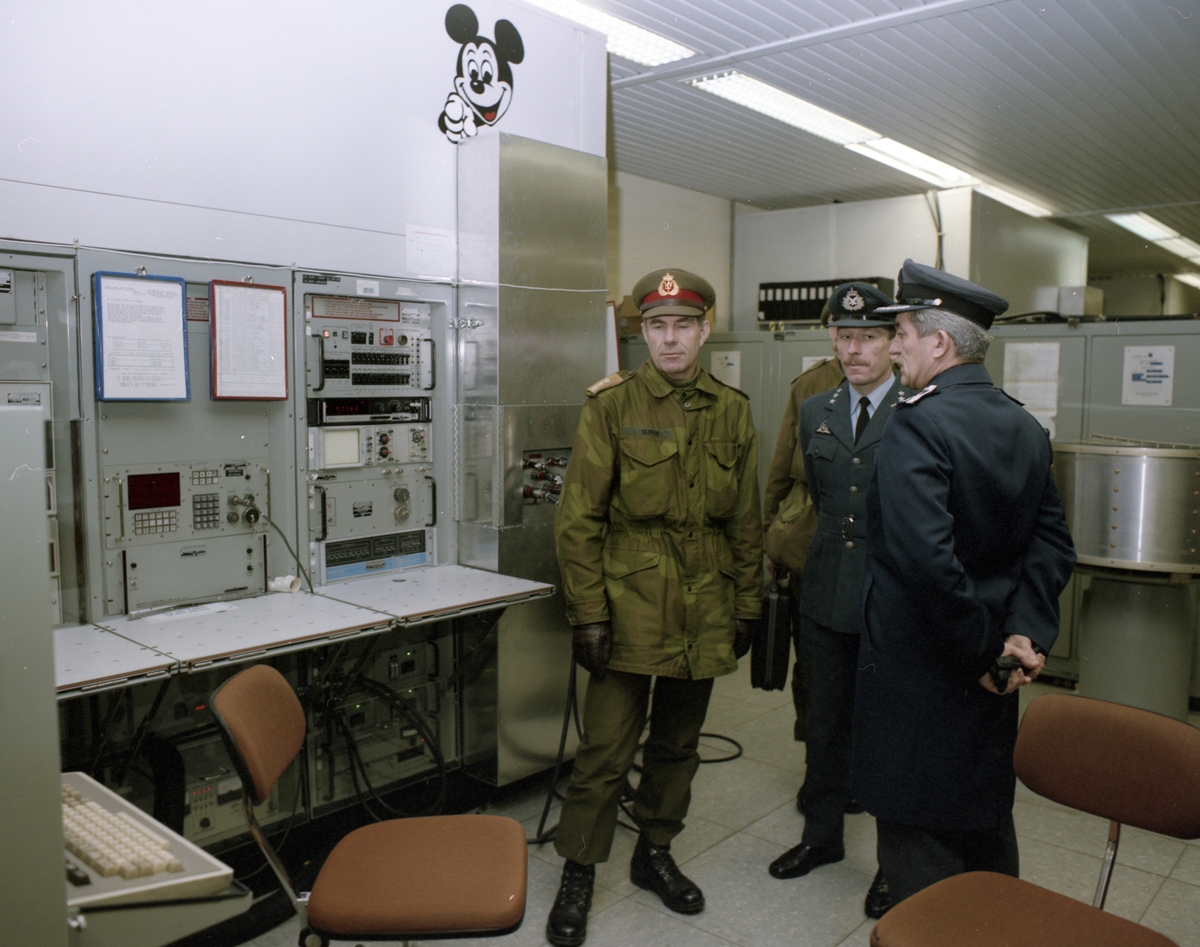 Øverstkommanderende i Sør-Norge, GenLt Hjalmar I Sunde, besøker Rygge flystasjon 02. desember 1987. Ørnulf W Thune (til høyre på bildet) er her sjef på Rygge flystasjon, og vert for besøket.