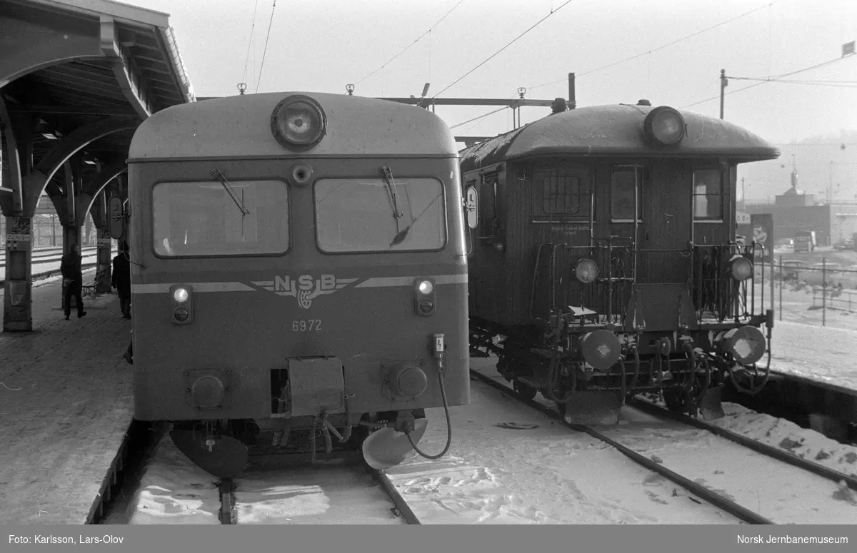 Styrevogn BS 69 72 (t.v.) og styrevogn BFS65 type 6 nr. 18603 på Oslo Østbanestasjon
