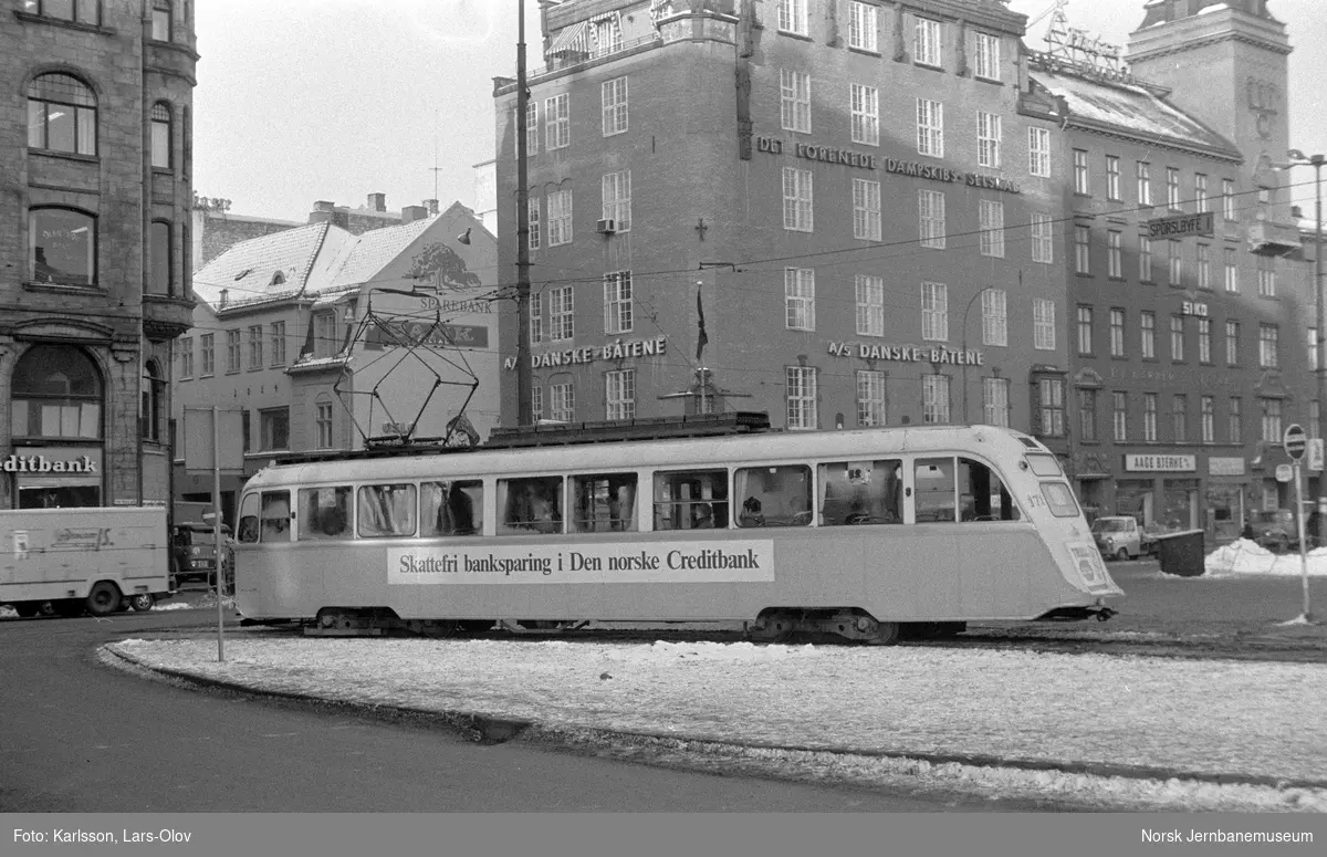 Oslo Sporveiers sporvogn "Gullfisk" nr. 171 på Jernbanetorget i Oslo
