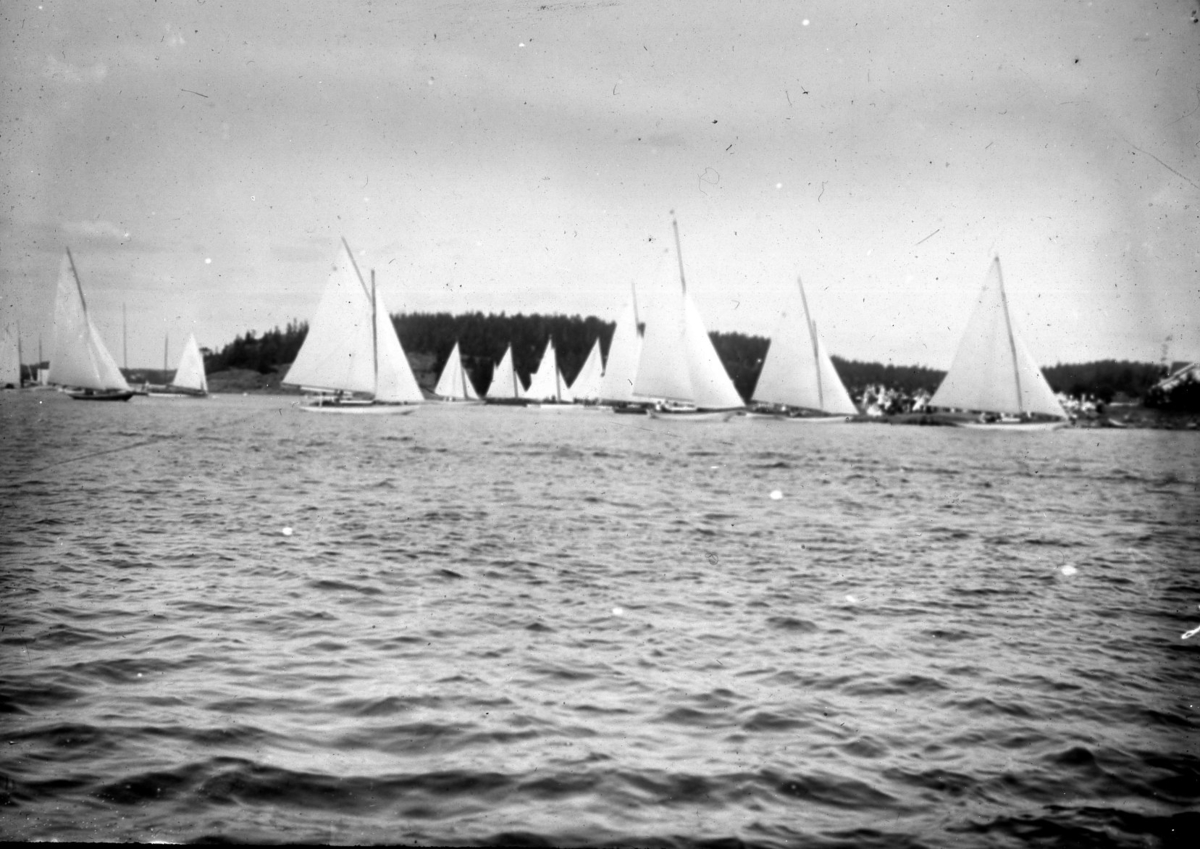 Landsregatta 1914, Kragerø skjærgården. Ved seilerhytta ?