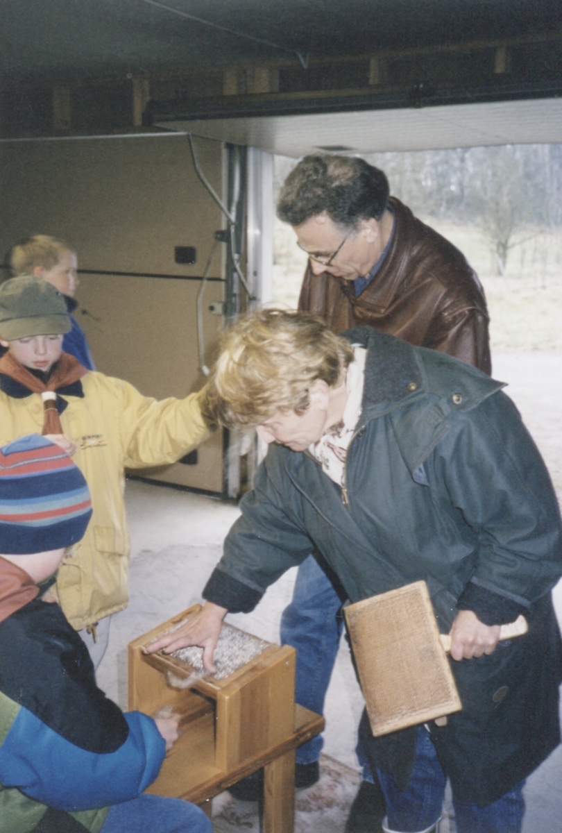 Nyingarna (scouterna) från Kållereds missionsförsamling är hemma hos Ann-Marie och Rune Karlsson i Labacka år 2004. Margareta Särnström och Thorvald Landström engagerar barnen.