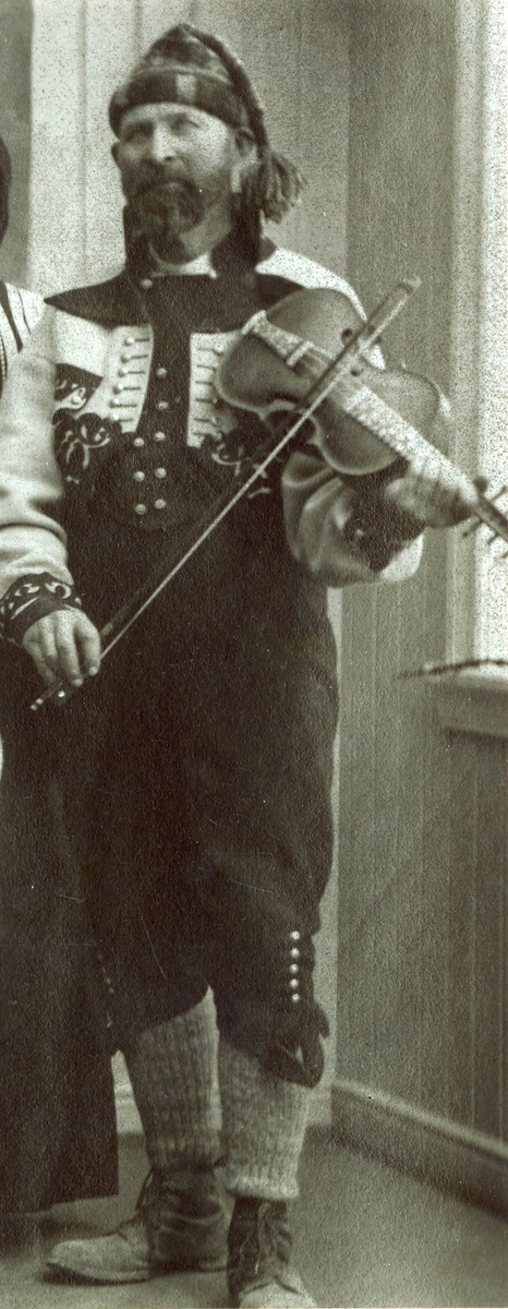 Portrett av spelemannen Erik Øverland, Seljordshei.