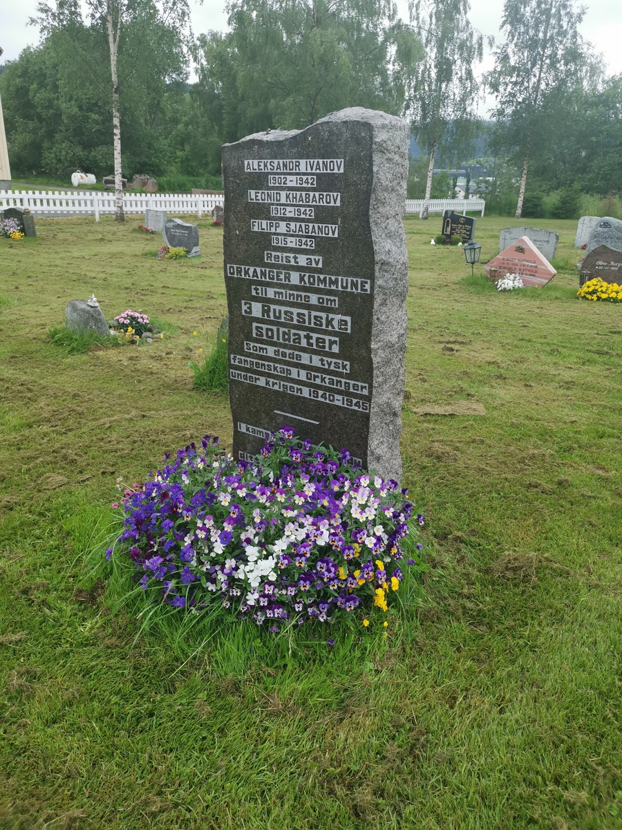 Gravminne på Orkanger kirkegård (Den gode hyrdes gravplass) "til minne om 3 Russiske soldater". Disse er senere identifisert som de tre sovjetiske krigsfangene Aleksandr Ivanov, Leonid Khabarov og Filipp Sjabanov, alle døde i 1942. Navnene ble inngravert i 2021. Bilde 1 og 2: Nærbilder av gravminnet. Bilde 3: Oversiktsbilde med gravminnet nærmest til høyre.
