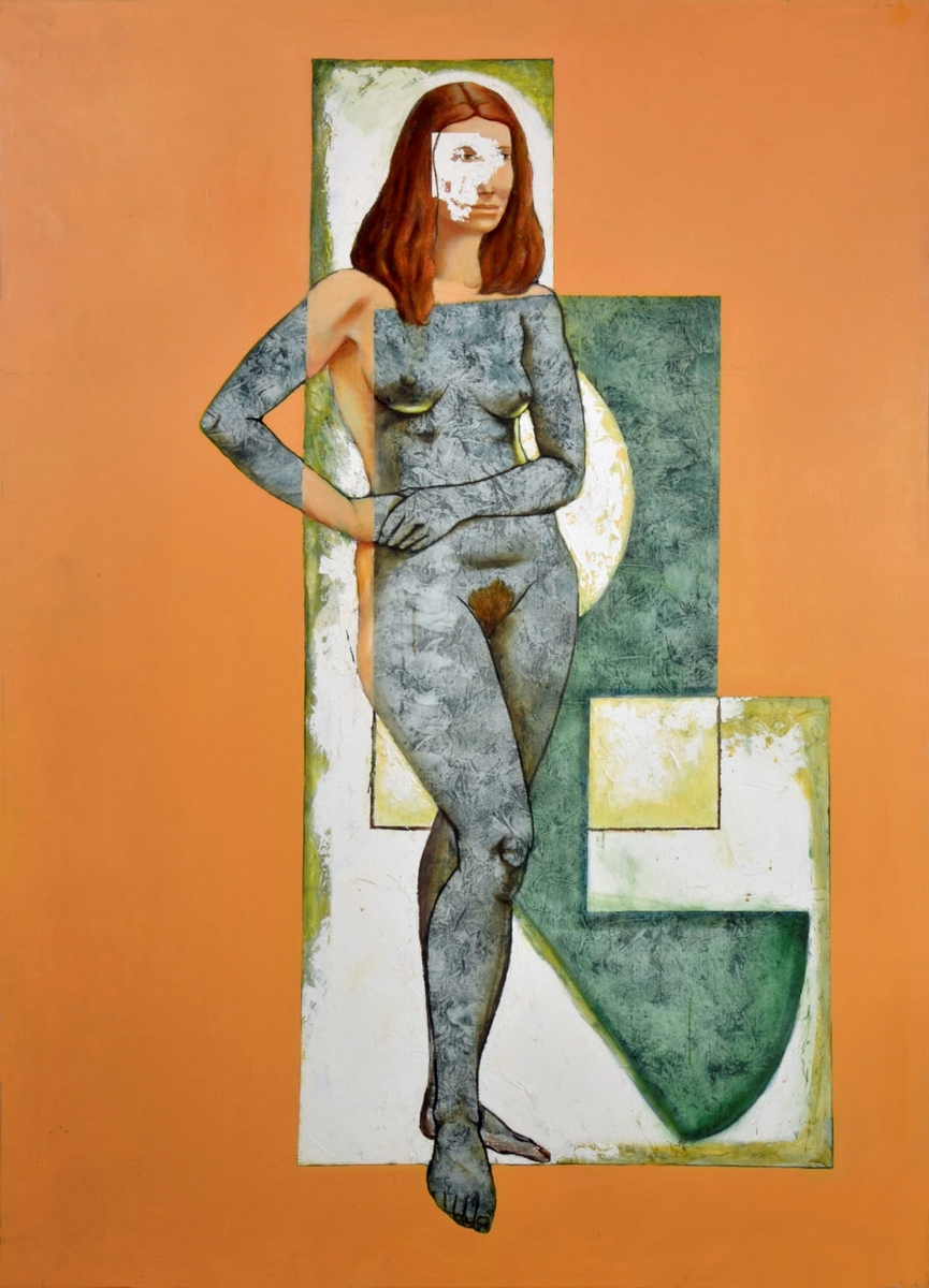 Kvinnlig modell stående i kontrapost, dvs med tyngden på ena benet, mot inramande färgfält i ockra, grönt och vitt.
