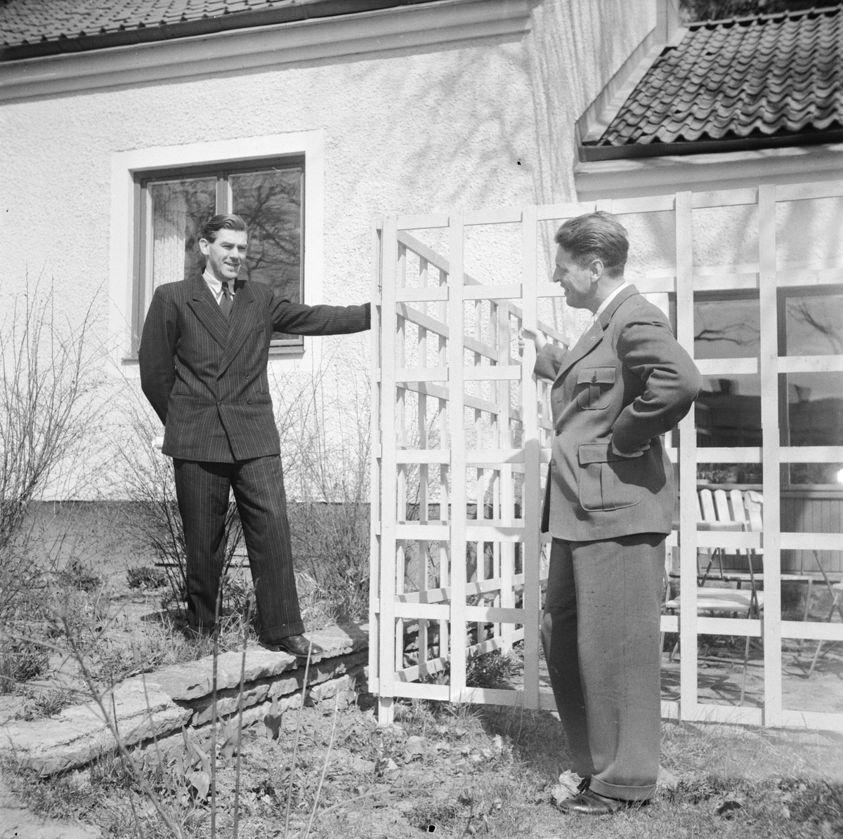 Balingsta storkommun, två män i trädgård, Uppland 1951
