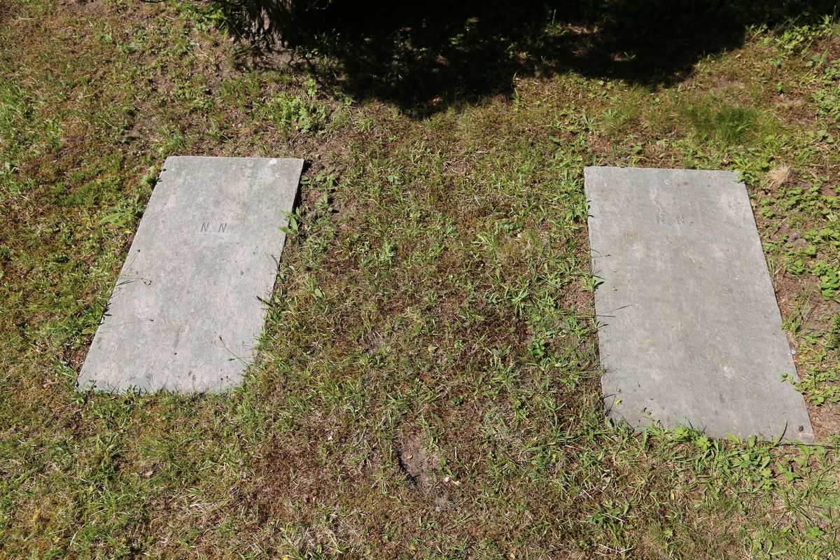 Gravene til to sovjetiske krigsfanger, merket "N.N.", på Hol sovjetiske krigskirkegård i Sunndal. I 2021 ble det lagt ned ei ny navneplate mellom disse to platene hvor navnene på de gravlagte er inngravert.