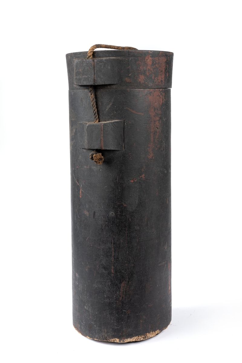 Krutkoger för 24-pundig kanon | Powder flask for 24-pounder cannon.