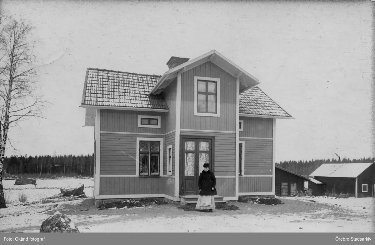 Kvinna framför boningshus

Hedda Hammarström