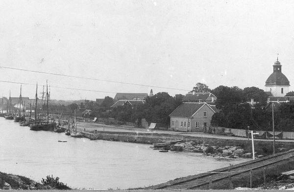 Hamnen med gamla tullhuset i Falkenberg. Till höger i bild ligger ett järnvägsspår.
