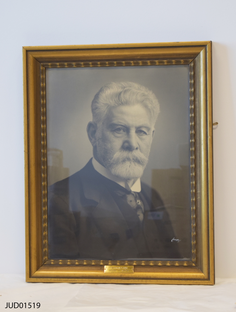 Inramat fotografi på man i vitt skägg, Herman Lamm (1853-1928).