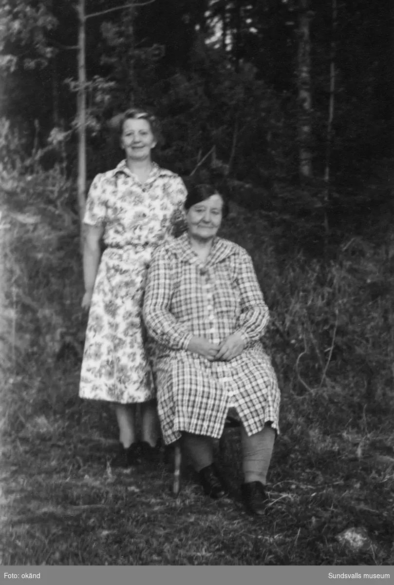Porträttbild av Astrid Larsson och hennes mor Lydia Sundkvist från Brödlösa, Solum i Sättna. Ur en samling som tillhört Rodin/Öhlén, Kovland.