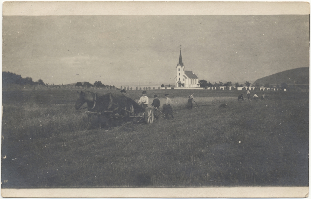 Skuronn på Falstad skolehjem (Falstad nedre) på Ekne tidlig på 1900-tallet, med skolehjemsgutter i arbeid. I bakgrunnen Ekne kirke.