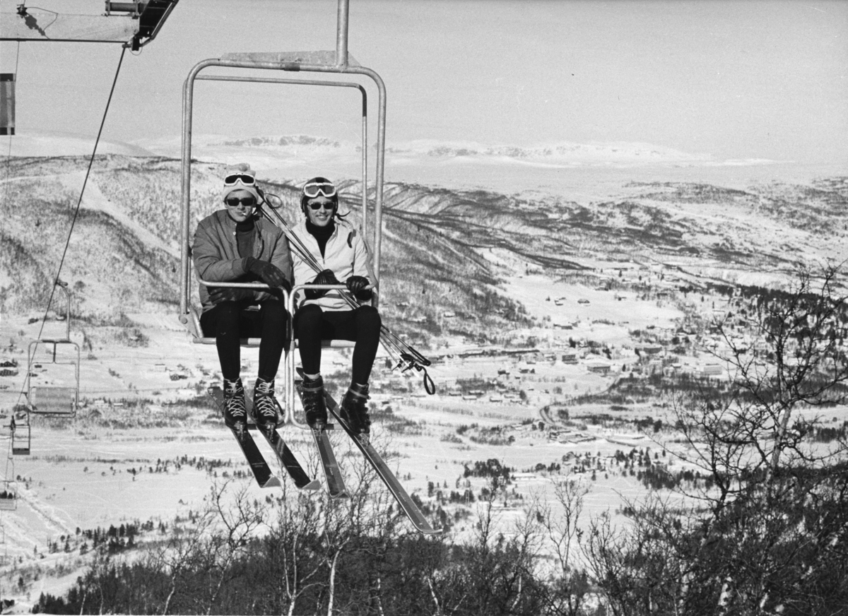 To skiløpere i en heis