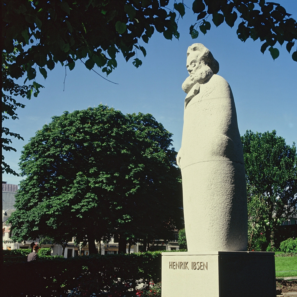Statue av Henrik Ibsen utenfor Den Nationale Scene. Statuen er laget av kunstneren Nils Raa, 1981.
