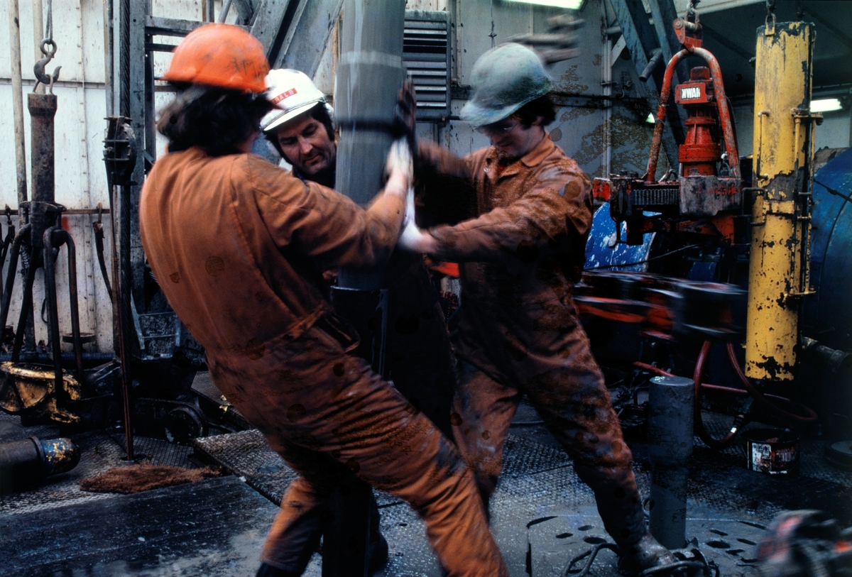 Oljearbeidere på platform.