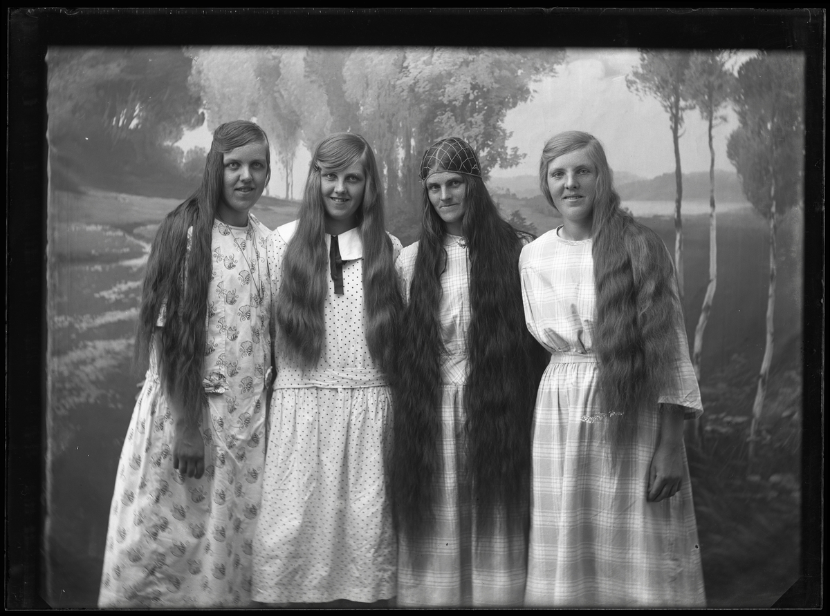 Systrarna Greta, Astrid, Susanna och Hulda Andersson