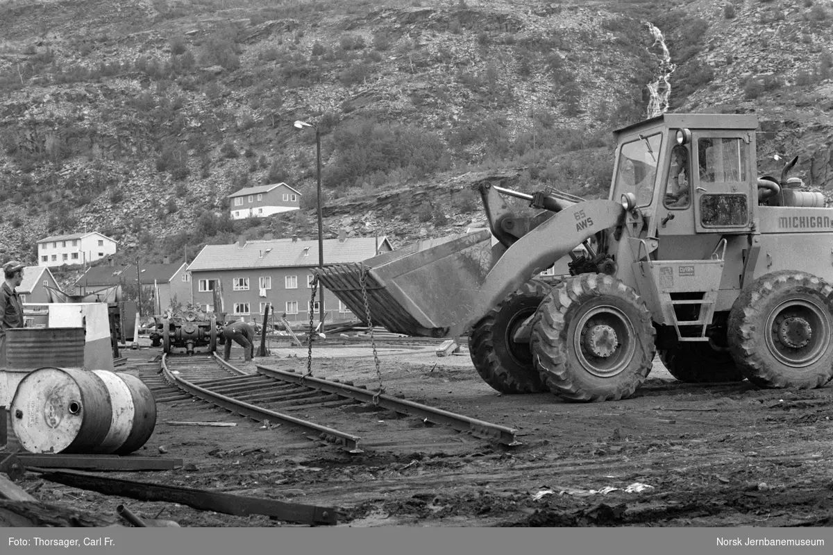 Sporene fjernes utenfor Sulitjelmabanens lokomotivstall i Lomi
