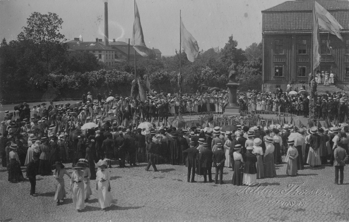 Jonas Alströmers dödsdag den 2:e juni 1761 högtidlighålles den 2: juni 1911 på Stora Torget.