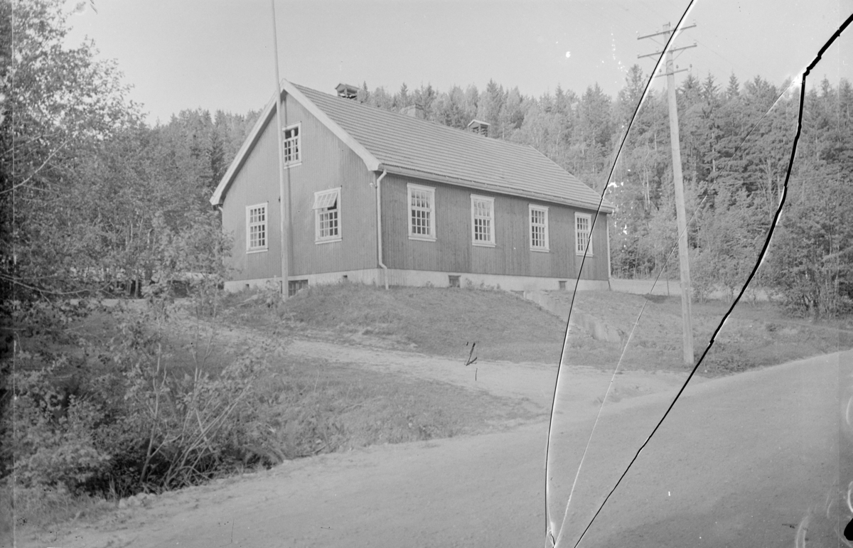 Foto av en enkeltstående bygning ved skogen. Tekst fra Teigens katalog: "Svelviks Historie, Svelviks museum etc. se også: Drammens Tidende, se også: Hurum Bygdebok 4938"