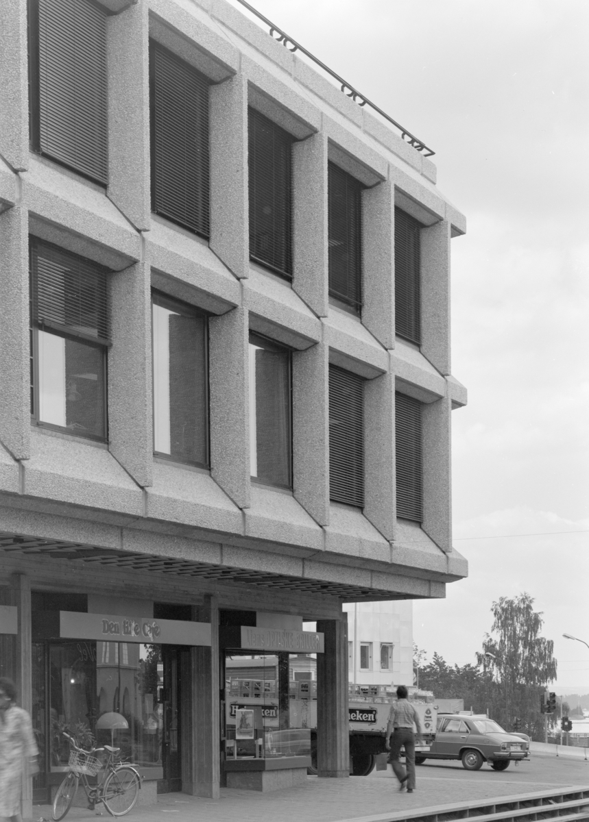 Arktiekturfoto av Kreditkassegården i Sandvika (1972–74)