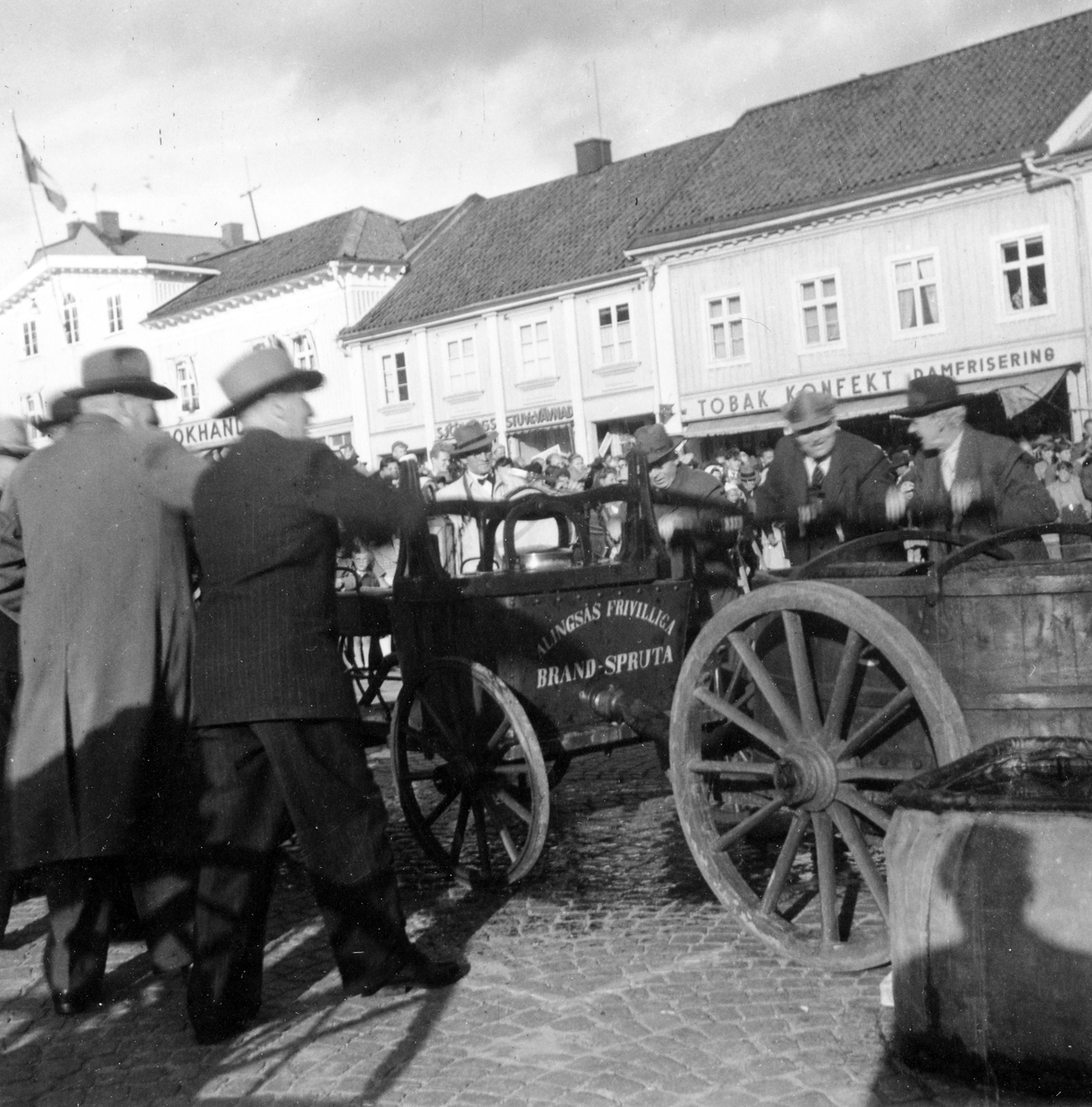 Alingsås Brandkårs 50års jubileum 1950. Brandkåren visar upp äldre ...